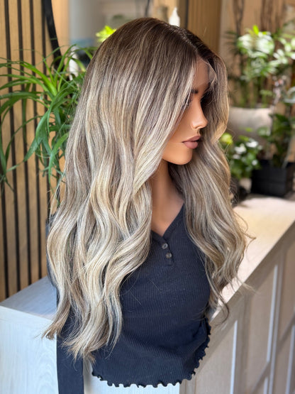 READY TO SHIP / Ash Blonde highlights 22” Small Cap